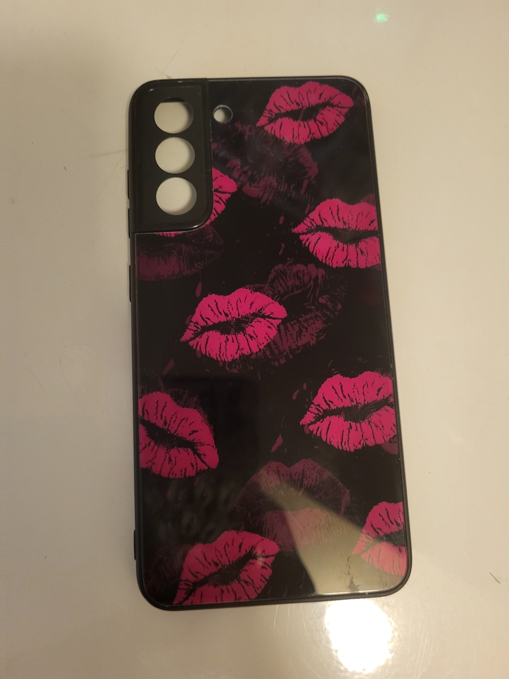 Phone Case with Pink Kiss Print - Black Background Galaxy 21 FE